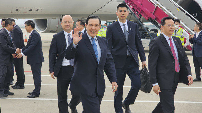 馬英九1日抵達深圳，大陸國台辦副主任潘賢掌、廣東省台辦主任鍾揮鄂接機。（資料照／藍孝威攝）