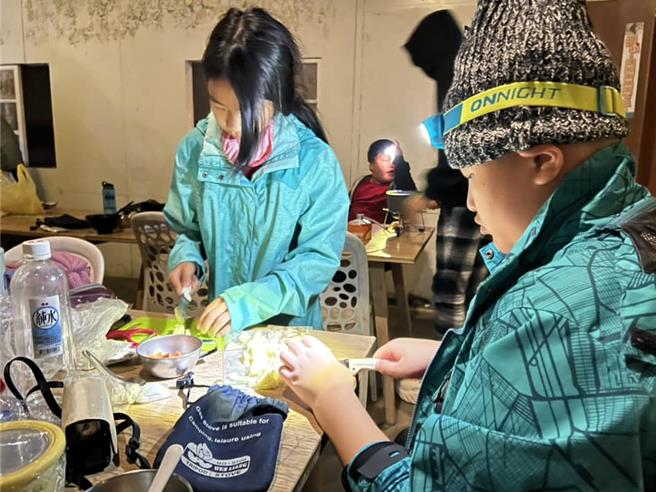 長福實驗小學每年老師帶高年級學生挑戰登百岳課程，過程中帶孩子學會煮菜等各種生活技能。（長福實驗小學提供／楊靜茹南投傳真）
