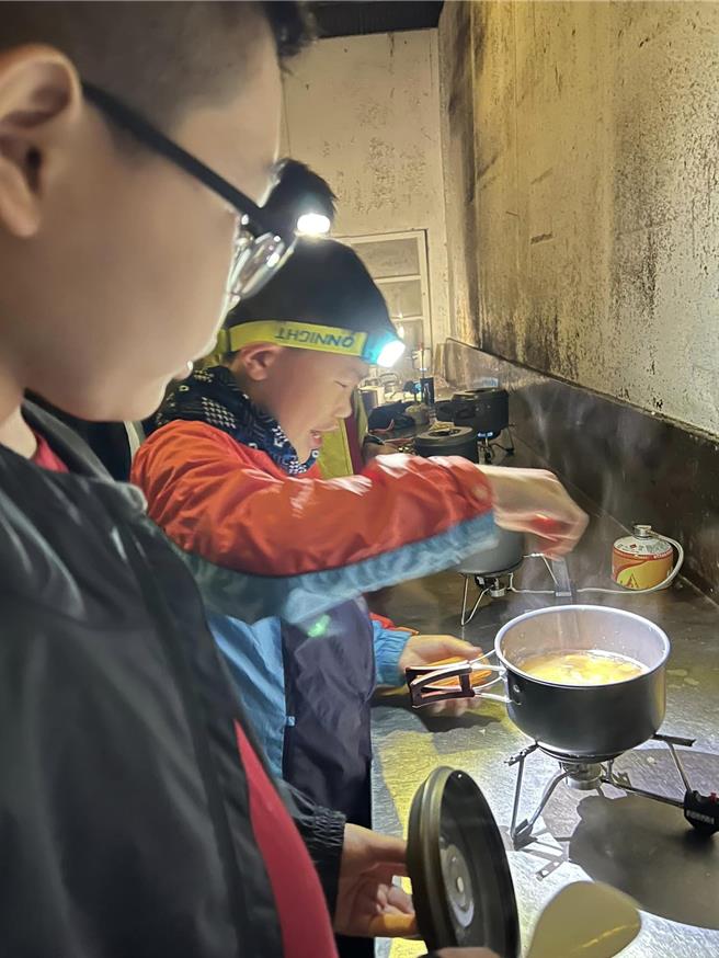 長福實驗小學學生挑戰登百岳課程，在荒郊野嶺學習互助合作、敬重大自然等精神。（長福實驗小學提供／楊靜茹南投傳真）