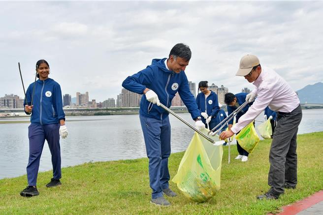 印度台北协会1日在台北市大稻埕码头沿淡水河岸举办环保清洁活动(印协提供)