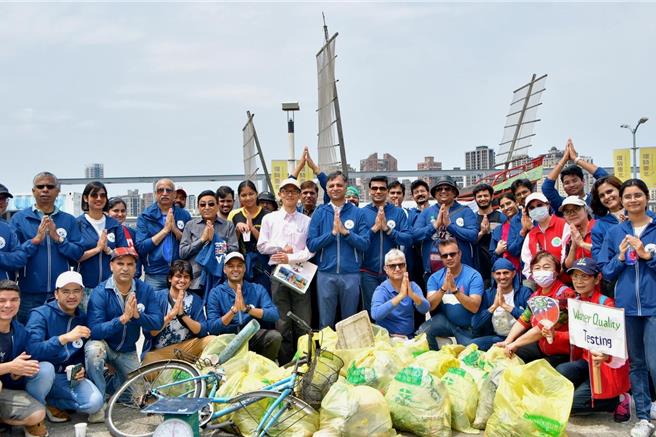 印度台北协会1日在台北市大稻埕码头沿淡水河岸举办环保清洁活动(印协提供)