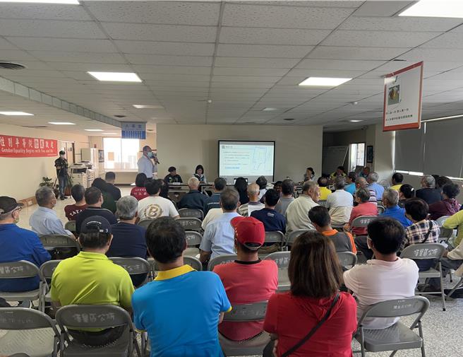 佳里海水淡化廠受水池新建說明會在佳里區公所三樓會議室舉行。（民眾提供／寶智華台南傳真）