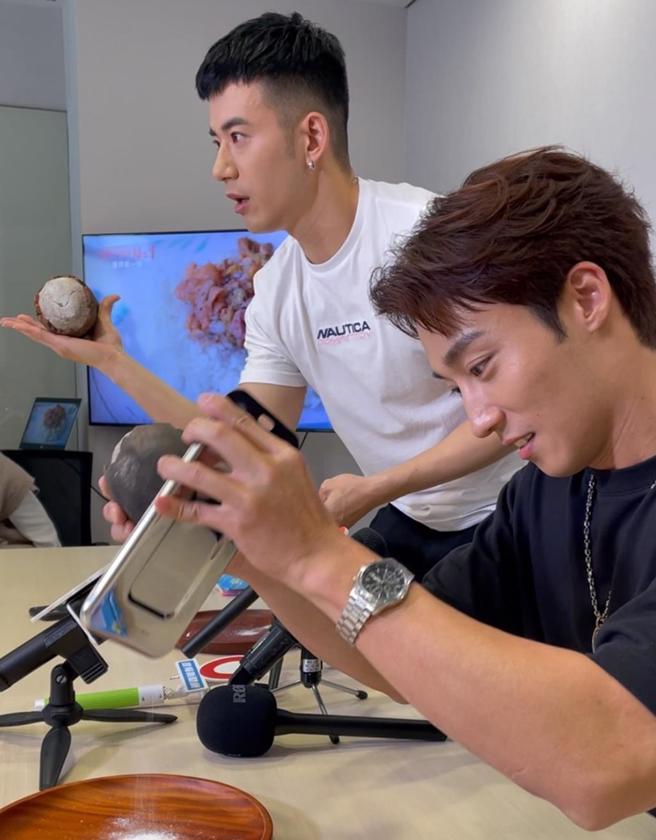 卞庆华（右）、JR示范磨椰子盐。（谢佩桦摄）