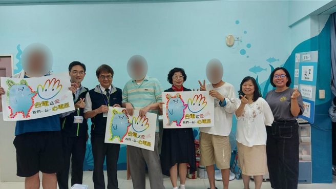 台电高雄区处处长张以诺(左三，着背心)率队前往位于新兴区的大同社区照顾中心，星星儿社会福利基金会董事长林美淑(右四)主任程锦珍(右二)很感谢台电的支持与捐助。（台电提供）