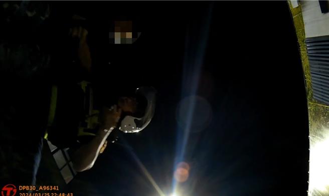 曾男企圖逃跑與警方發生拉扯。（新北市淡水警分局提供／呂健豪新北傳真）