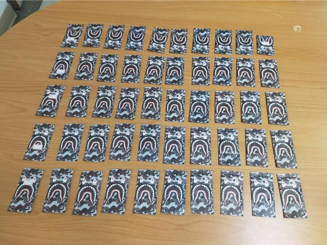 警方尋獲紙袋後，在裡面發現50包毒品咖啡包。（新北市淡水警分局提供／呂健豪新北傳真）