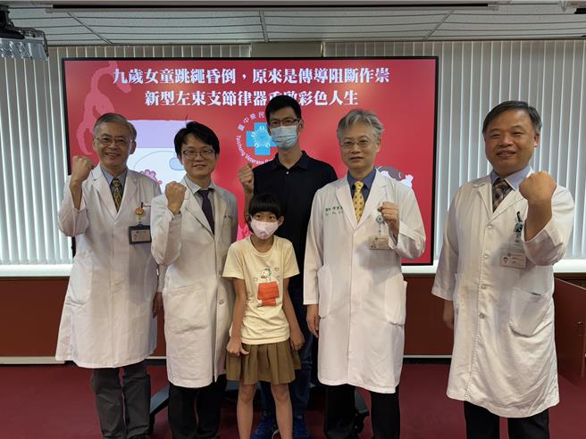 9歲女童小晴患有完全房室傳導阻斷，經到台中榮總接受傷口小的經心導管新型傳導系統節律器手術後症狀大幅改善。（馮惠宜攝）