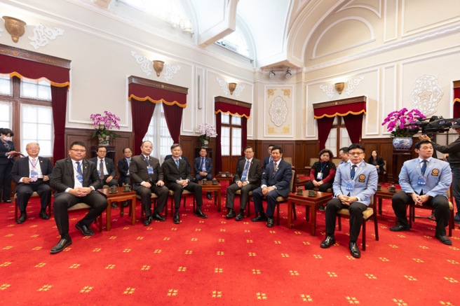 亞洲臺商聯合總會由許玉林總會長率領亞洲各國副總會長等18國家2個行政區代表拜會總統府座談交流。(照片/亞洲臺商聯合總會提供)