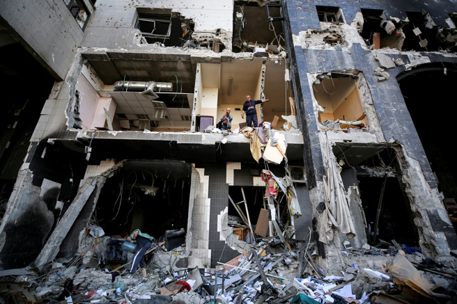 图为1日已经严重受损的西法医院特别手术大楼。（图／路透社）