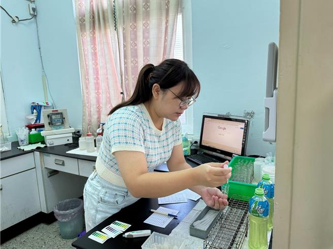 高雄市动保处在永安、林园和凤山设立于并检测站，图为鱼病检验站水质检测工作。（动保处提供／林瑞益高雄传真）