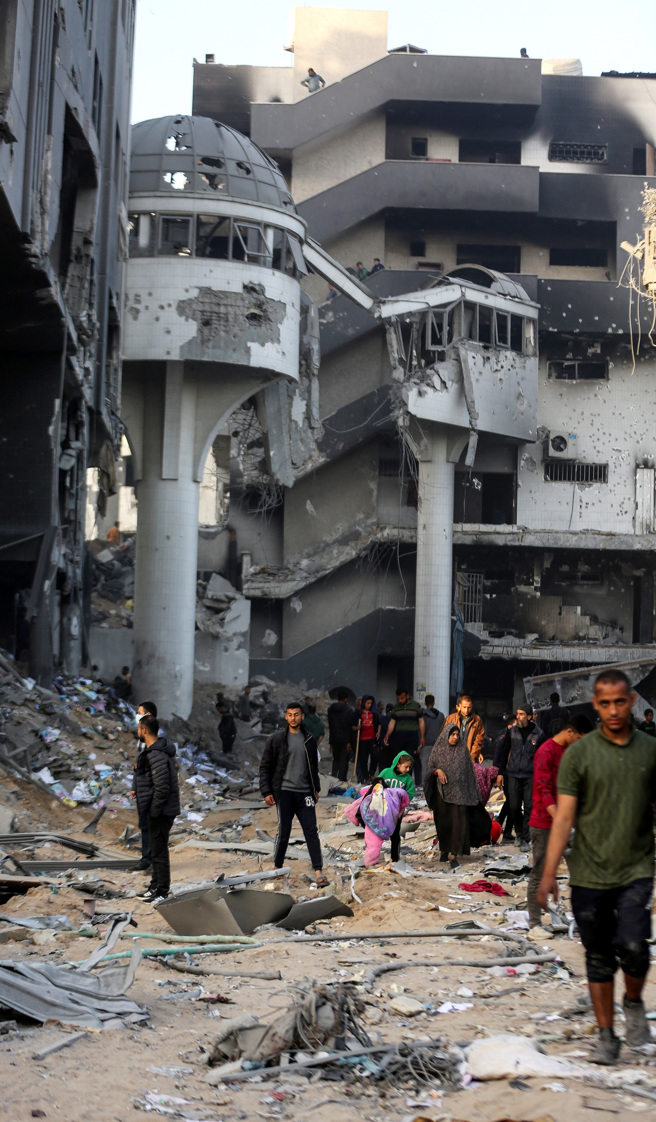 图为已被烧得焦黑的西法医院建筑。（图／路透社）