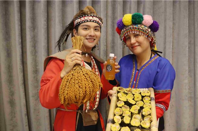 4月1日「山林島嶼」首映會上，參與影片籌拍的鄒族人也到現場擺攤分享特色料理和工藝品。（呂妍庭攝）