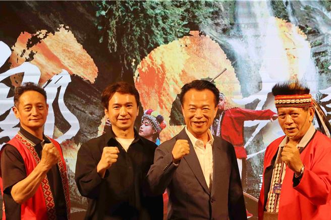 嘉義縣長翁章梁與導演吳兆鈞一行為「山林島嶼」行銷。（呂妍庭攝）