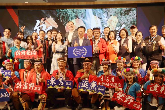 「山林島嶼」1日舉辦首映會，參與拍攝的素人演出熱情出席。（呂妍庭攝）