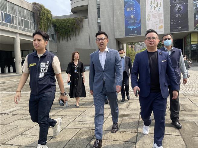 立委罗廷玮（左）率教文委员，1日到台中市进行「国民教育基础设施」考察，争取新建及老旧校舍整修补助。（王煌忠摄）