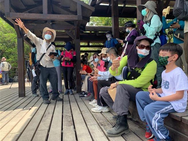 国家自然公园管理处今年起和高雄鸟会合作，每年春季3、4月在半屏山中央瞭望台办理过境猛禽生态教育宣导，4月份时间为13、14、20、21日，上午8点和9点半各有1场解说。（自管处提供／袁庭尧高雄传真）