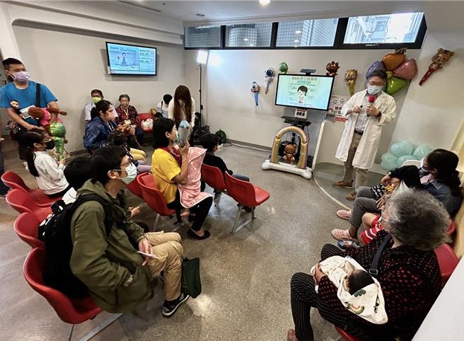 澄清医院中港院区1日举办「战胜肠病毒，健康迎儿童节」卫教宣导活动，提醒家长提醒，「勤洗手、戴口罩」是预防肠病毒不二法门。（澄清医院提供／冯惠宜台中传真）