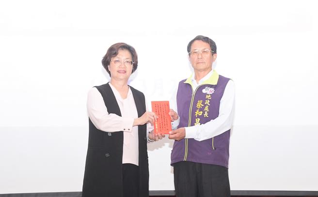 彰化縣長王惠美（左）於縣府擴大會報中頒發獎金給地政處長蔡和昌（右）以資鼓勵，而蔡和昌再將獎金分別發給執行業務的彰化、和美、田中、北斗、二林地政事務所。（彰化縣政府提供／孫英哲彰化傳真）