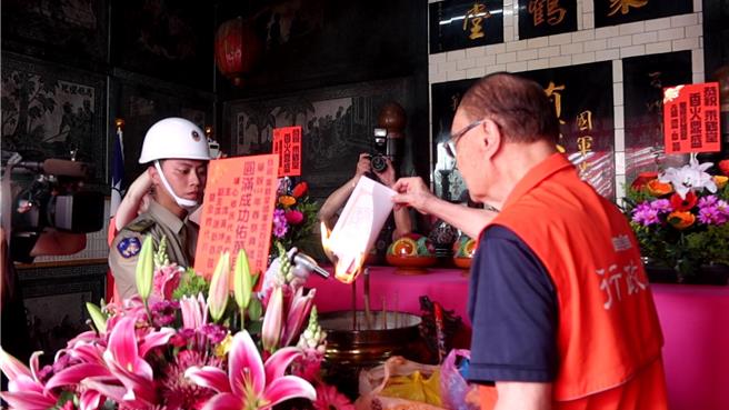 退輔會主任委員馮世寬擔任主祭官向國軍英靈致敬。（葉靜美攝）
