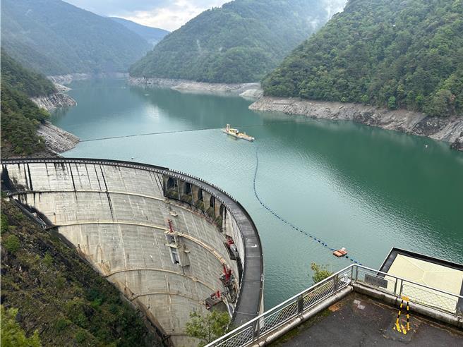 德基水庫4月1日水位為1383.24公尺，短暫下雨，未讓水庫大進帳。（民眾提供／陳淑娥台中傳真）