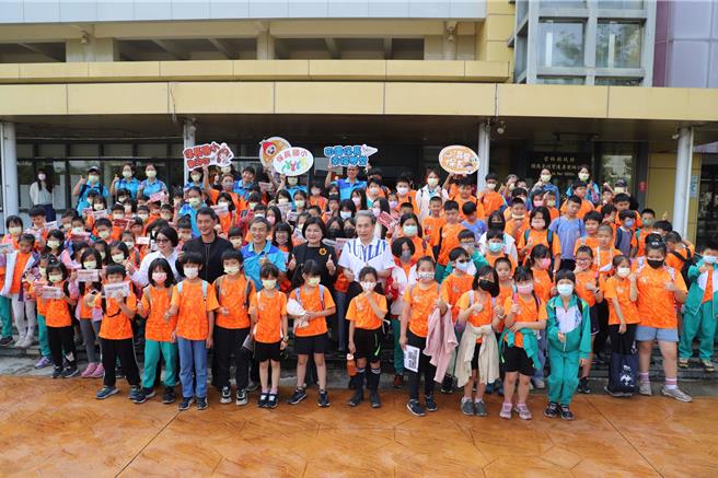 雲林縣斗六市保長國小學童希望校外教學能參訪縣政府，1日校方帶著100餘名學童到縣府，縣長張麗善親自歡迎小朋友，並鼓勵小朋友善用縣府贈送的「地球熊書袋」，養成閱讀好習慣。（雲林縣政府提供／張朝欣雲林傳真）