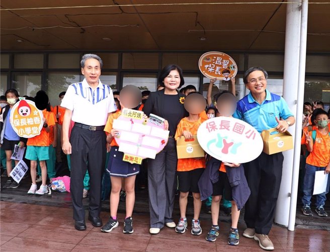 雲林縣斗六市保長國小1日到雲林縣政府校外教學，縣長張麗善（前左三）贈送小朋友「12色可水洗蠟筆」，小朋友則回贈2盒學校寵物雞生下的「保長夢想快樂雞蛋」。（雲林縣政府提供／張朝欣雲林傳真）