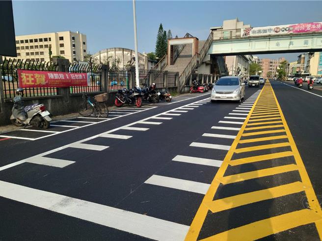 嘉义市芳安路道路南兴国中大门口前出现嘉义市首座「楔型标线」。（嘉义市政府提供∕吕妍庭嘉义传真）