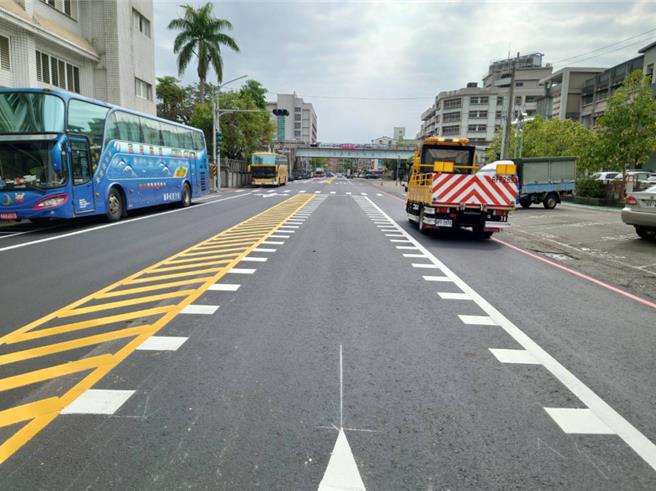 「楔型标线」是利用标线视觉效果，让用路人减速。（嘉义市政府提供∕吕妍庭嘉义传真）