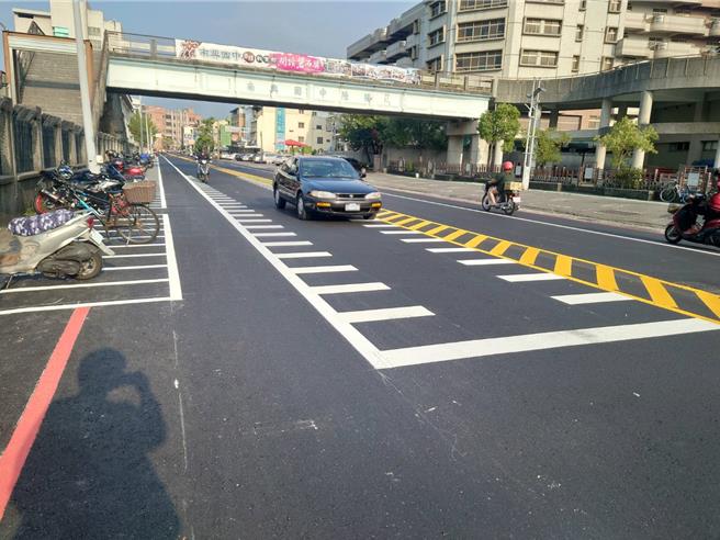 「楔型标线」是利用标线视觉效果，让用路人减速。（嘉义市政府提供∕吕妍庭嘉义传真）