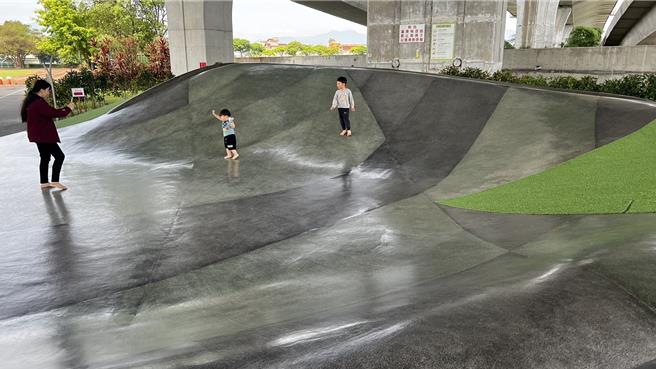 宜蘭超夯景點「武淵水火同源親子公園」，冬山鄉公所擴建新園區，增設爬網、滾輪溜滑梯和大草皮等，讓大小朋友玩過癮！（民眾提供／吳佩蓉宜蘭傳真）