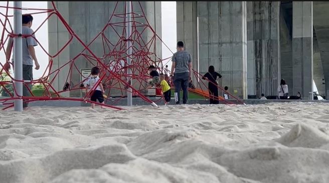 宜蘭超夯景點「武淵水火同源親子公園」，冬山鄉公所擴建新園區，增設爬網、滾輪溜滑梯和大草皮等，讓大小朋友玩過癮！（民眾提供／吳佩蓉宜蘭傳真）
