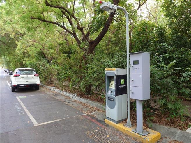 高雄市加速建智慧停车格与地磁停车格，能强化开单效率同时提供即时停车位资讯。图为智慧车格。（任义宇摄）