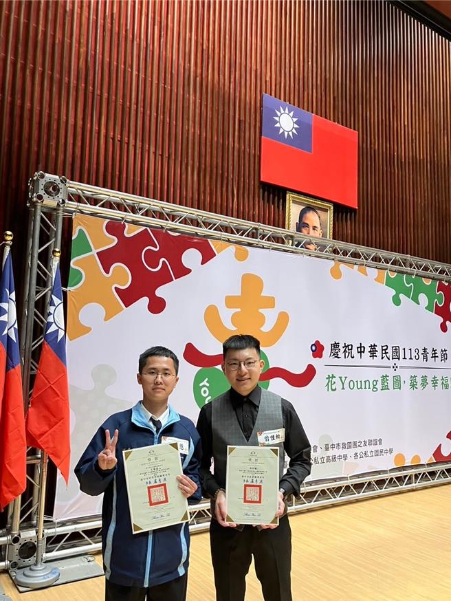 大甲區致用高中餐飲科翁佳輪老師（右）與汽車科同學王慈恩（左）合影。（致用高中提供／張妍溱台中傳真）