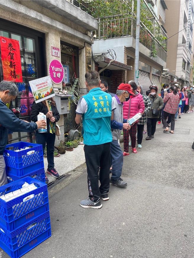桃园市在38里办公处设置「食享冰箱」，里长透过群组通知到货时间和食品，往往一宣布就吸引大批民眾排队等候。（民政局提供／蔡依珍桃园传真）