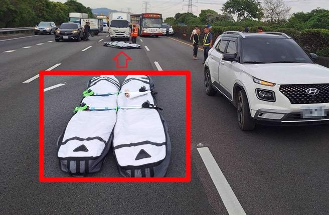 衝浪板喷飞掉国道，造成国3大溪段连环车祸造成车流回堵。（图／警方提供）