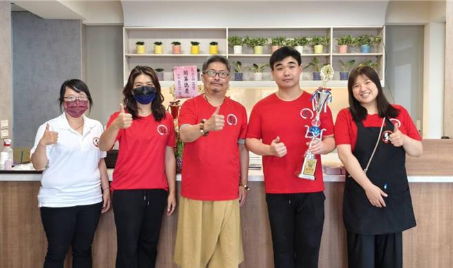 发迹于台北士林的「道品牛肉麵」创办人张耀（中）背后的创业故事，源于关圣帝君的感召，他与在餐饮界屡得奖的乾儿子林承汉（右二）携手共创品牌。（业者提供）
