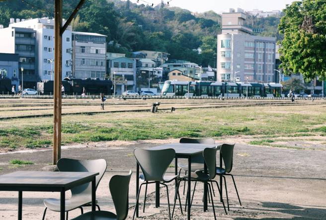 餐馆往外望去就是铁轨和草原，陈晓慧说这美景总是能够疗癒她的心。（图／高雄市青年局）