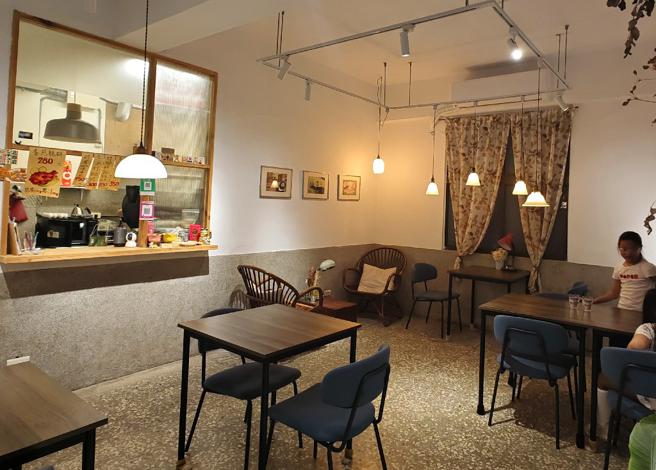 「暖心餐馆」现址原为台铁员工值班室，磨石子碎花地板及復古摆件，彷佛带领食客回到七零年代。（图／高雄市青年局）