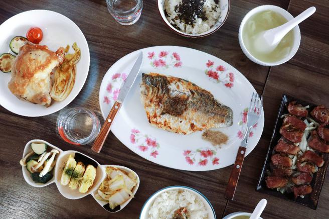 陈晓慧手艺精巧，鲈鱼煎得香酥多汁，十分美味。（图／高雄市青年局）