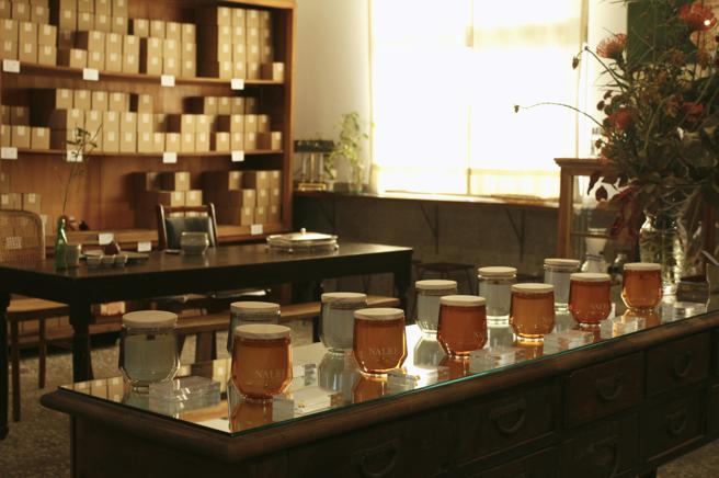 暖心餐馆的二楼是高雄知名香氛品牌NALIO的展售地点，该品牌以哈玛星为起点，探索每个城市的气味连结。（图／业者提供）