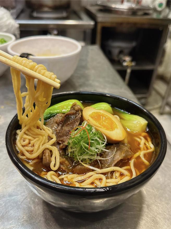 4月8日开幕日活动，推出身穿红衣到店打卡消费及评论，即可免费爽嗑1碗牛肉麵。（业者提供）