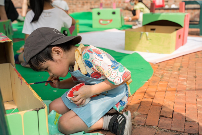 孩童亲绘毛毛虫造型纸箱。（图／台南文化局）