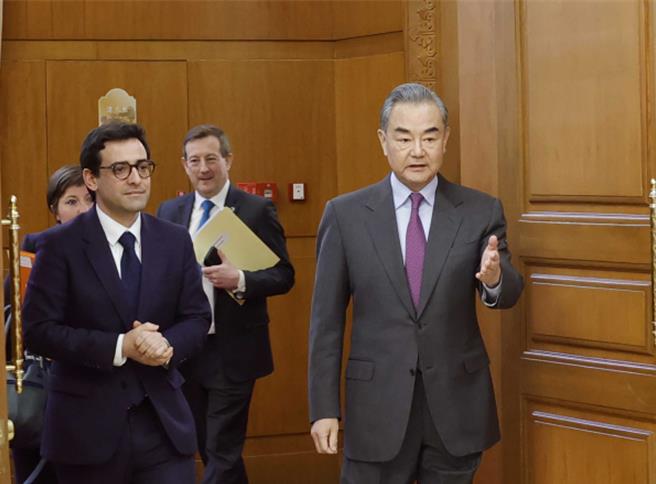 中国外交部长王毅1日在北京与法国外长塞儒内举行会谈。（翻摄自大陆外交部官网）