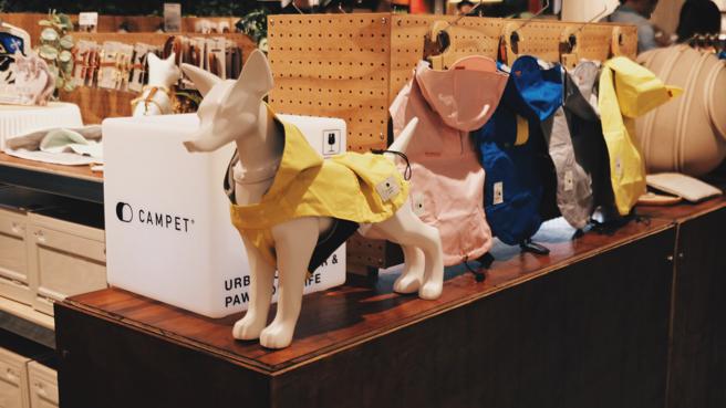 新光三越信義新天地A11「CAMPET」專營毛孩的潮流穿搭配件。（新光三越提供）
