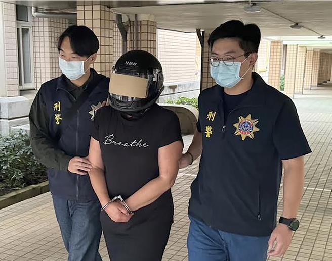 澳洲籍女性V嫌在託運行李中夾藏第一級毒品海洛因，以運輸毒品現行犯移送臺灣桃園地方檢察署偵辦。（航警局提供／陳麒全桃園機場傳真）