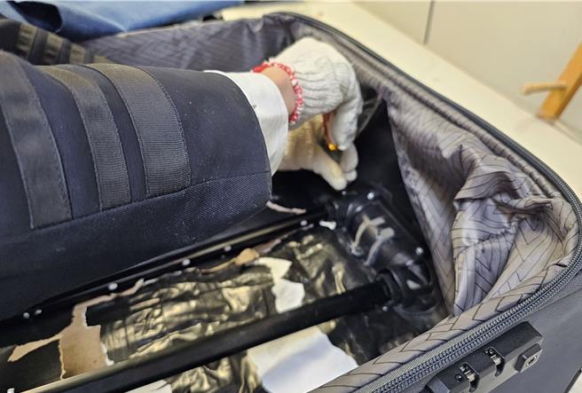 澳洲籍女性V嫌在託運行李中夾藏第一級毒品海洛因，以運輸毒品現行犯移送臺灣桃園地方檢察署偵辦。（航警局提供／陳麒全桃園機場傳真）