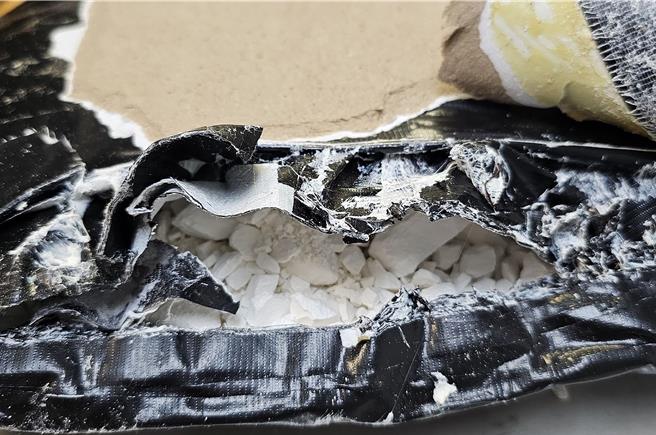 澳洲籍女性V嫌在託運行李中夾藏第一級毒品海洛因，以運輸毒品現行犯移送臺灣桃園地方檢察署偵辦。（航警局提供／陳麒全桃園機場傳真）