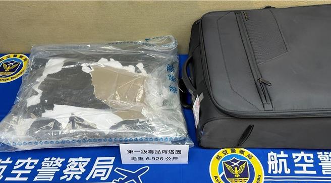 澳洲籍女性V嫌在託運行李中夾藏第一級毒品海洛因，以運輸毒品現行犯移送臺灣桃園地方檢察署偵辦。（航警局提供／陳麒全桃園機場傳真）