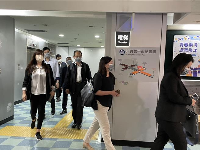 台北市法務局1日上午邀請新安東京保險公司及大食代餐飲公司到府開會，釐清大食代餐飲公司投保的責任險範圍，究竟是否涵蓋寶林茶室。（蔡佩珈攝）