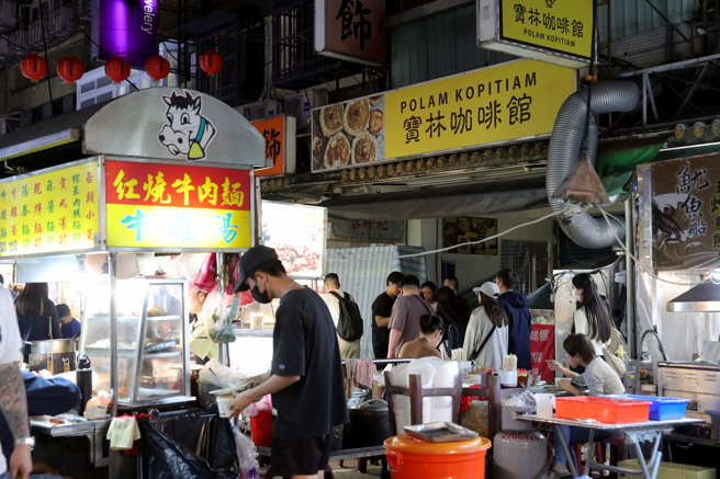 日前有2位民眾到寶林茶室饒河分店，食用咖哩仁當、粿條、冰奶茶後，也發生疑似食物中毒現象，不過經過檢驗後，2人體內並未檢出米酵菌酸，初步排除與信義店有關。（黃世麒攝）